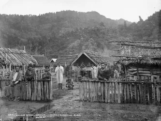 Escena de aldea, río Koriniti Wanganui
